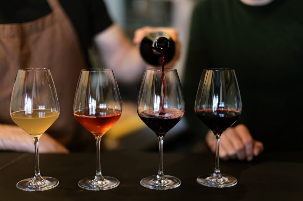 sommelier versant du vin dans des verres à vin pour une dégustation